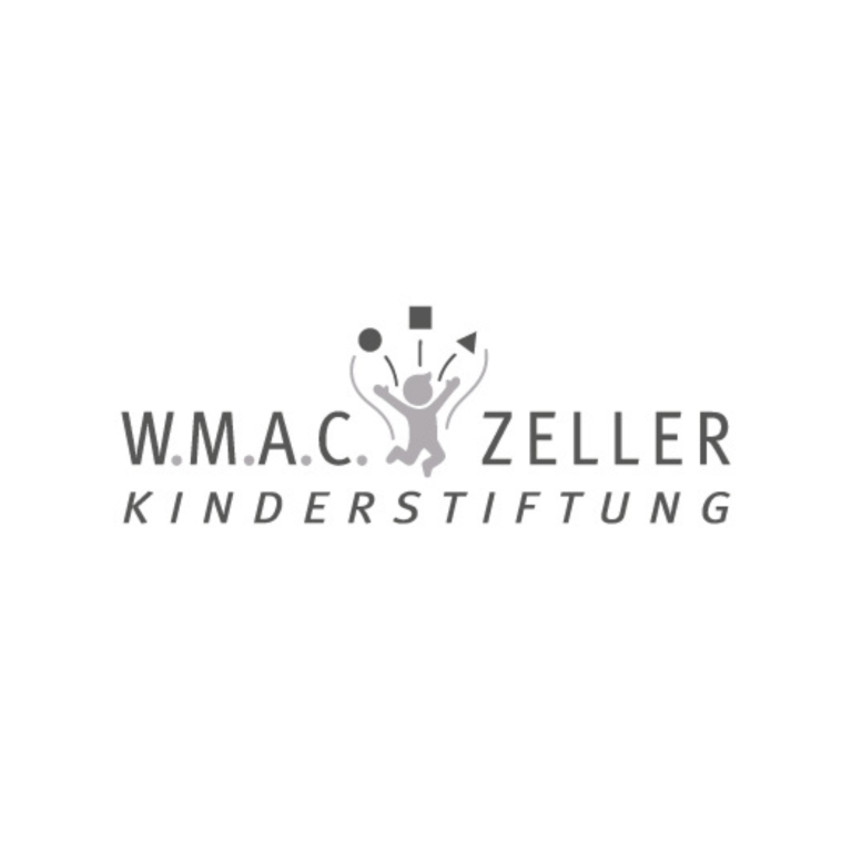 Frau greift nach einem Buch an einem Bücherregal in einer Bibliothek.